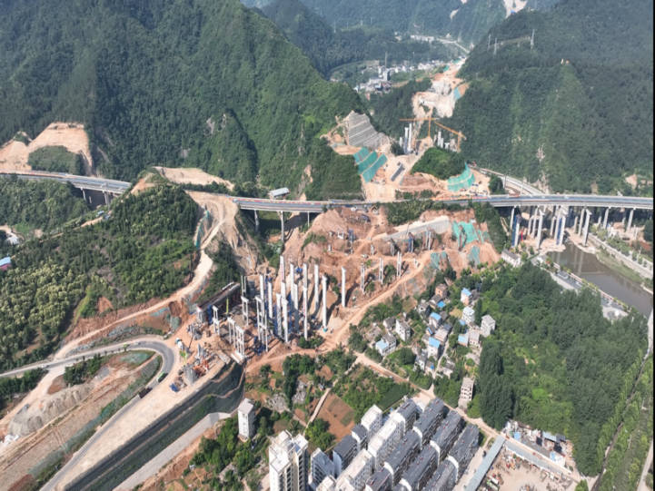 20230905346221.jpg 十堰經(jīng)鎮(zhèn)坪至巫溪高速公路鄖西至鮑峽段.jpg